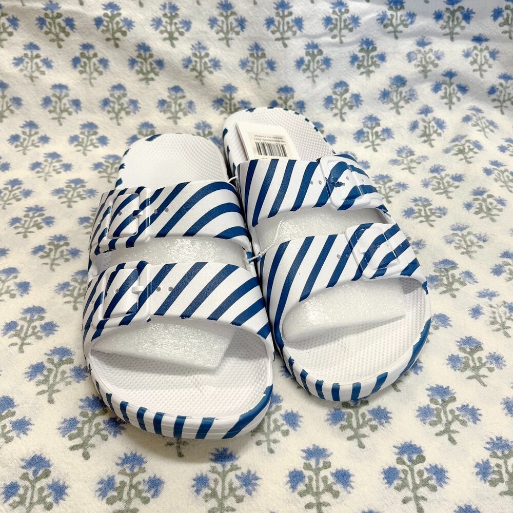 NWT Freedom Moses Rio Blue slides blue and white striped pattern
